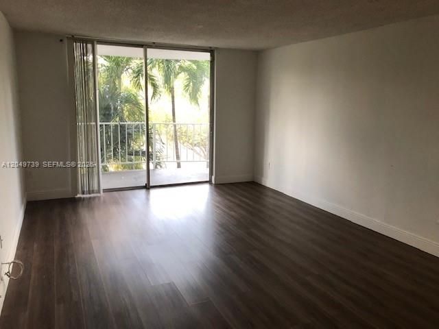 For Rent: $1,650 (1 beds, 1 baths, 826 Square Feet)