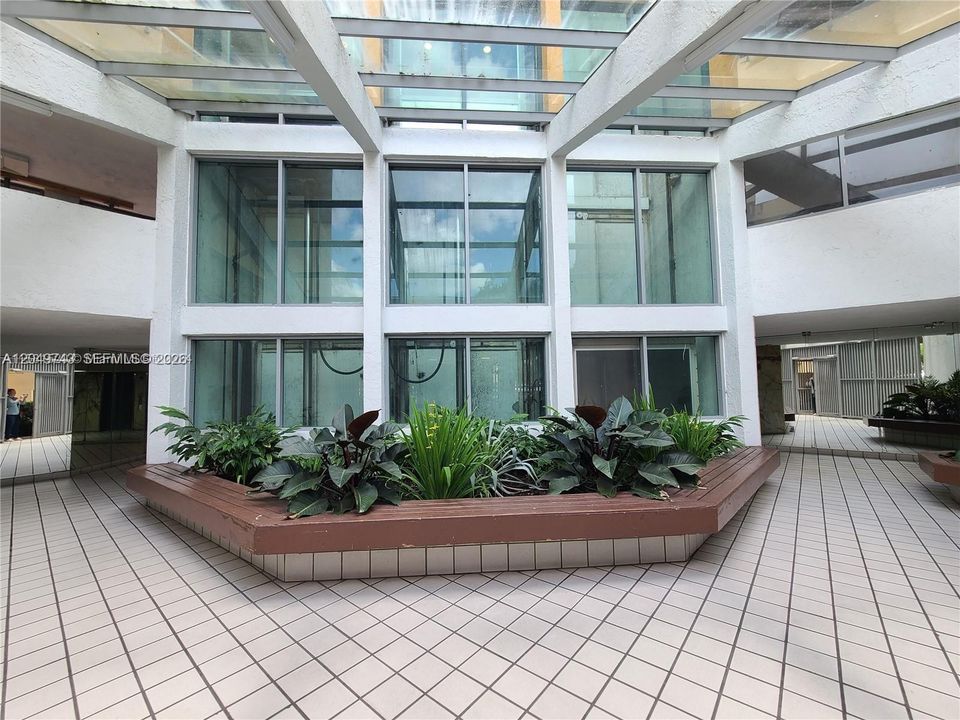 For Rent: $2,250 (2 beds, 2 baths, 898 Square Feet)