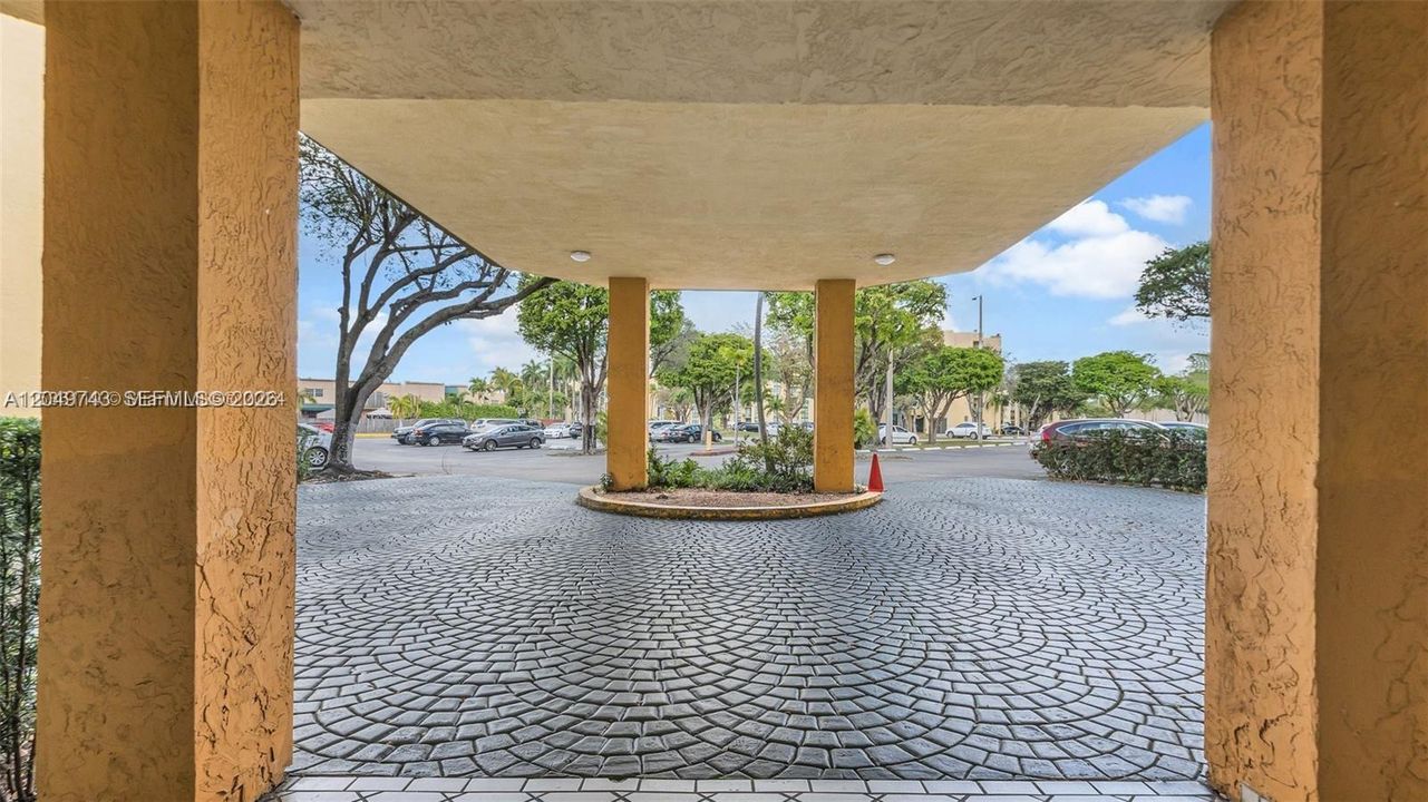 For Rent: $2,250 (2 beds, 2 baths, 898 Square Feet)