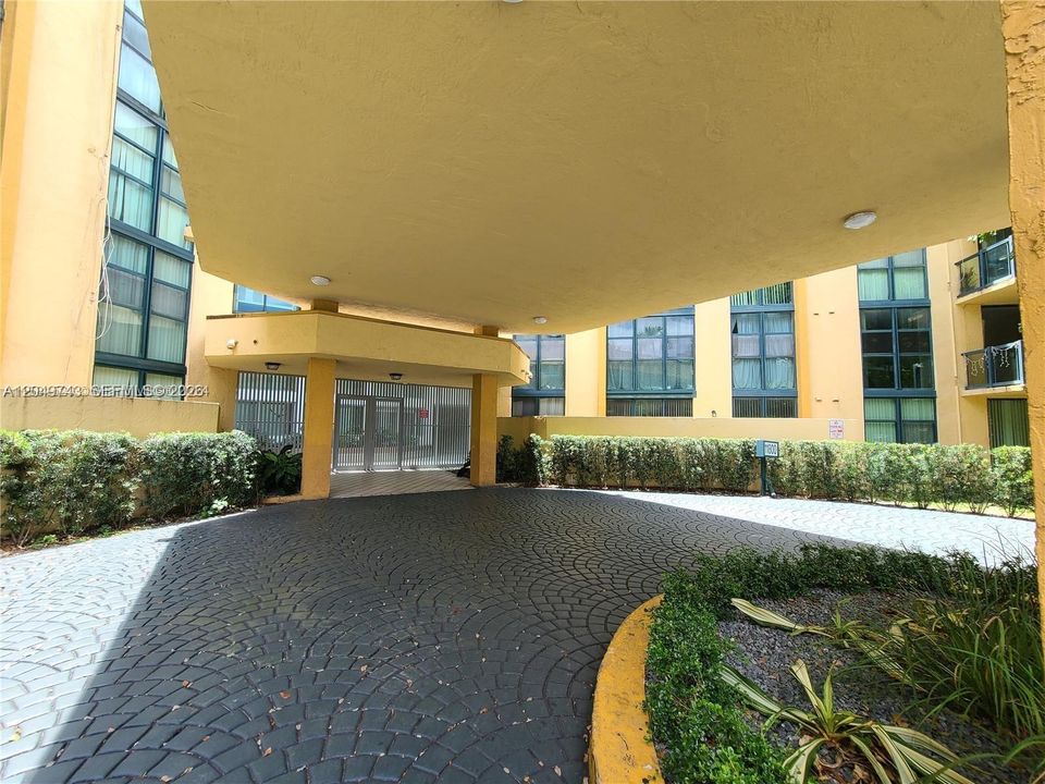 For Rent: $2,250 (2 beds, 2 baths, 898 Square Feet)