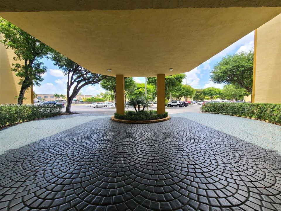 For Rent: $2,250 (2 beds, 2 baths, 898 Square Feet)