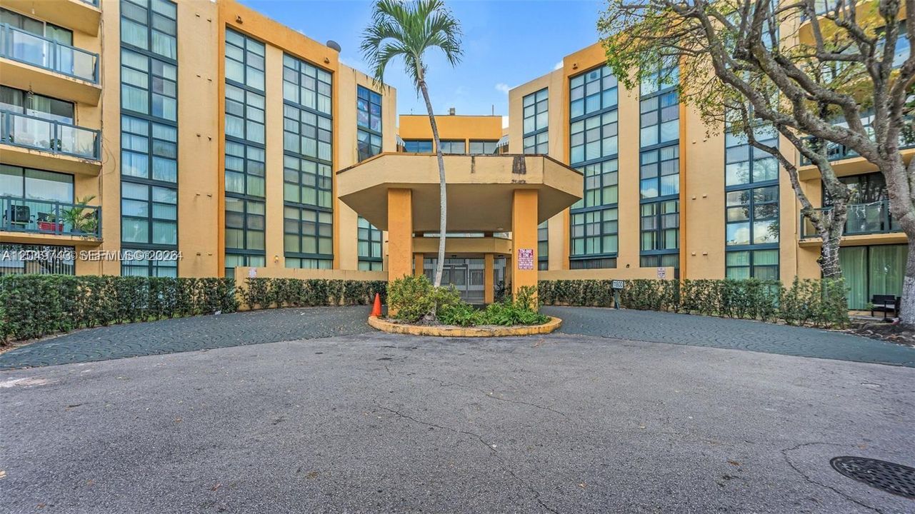 For Rent: $2,250 (2 beds, 2 baths, 898 Square Feet)
