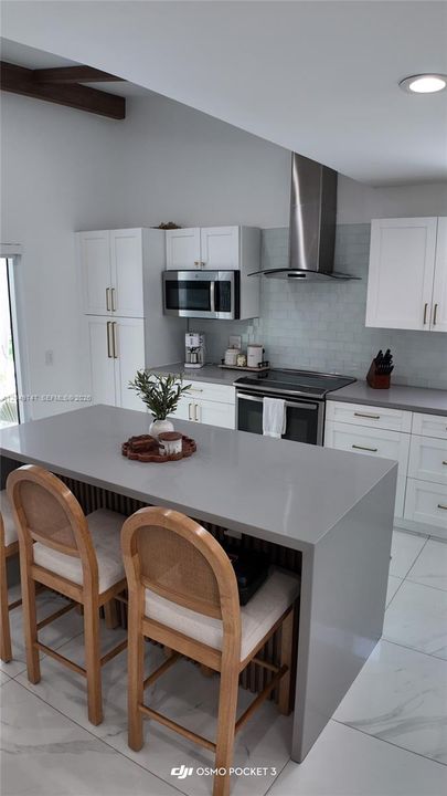 For Rent: $3,500 (3 beds, 3 baths, 931 Square Feet)