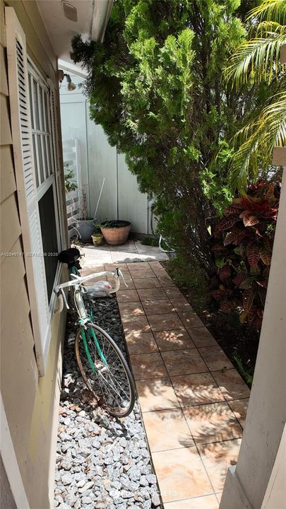 For Rent: $3,500 (3 beds, 3 baths, 931 Square Feet)