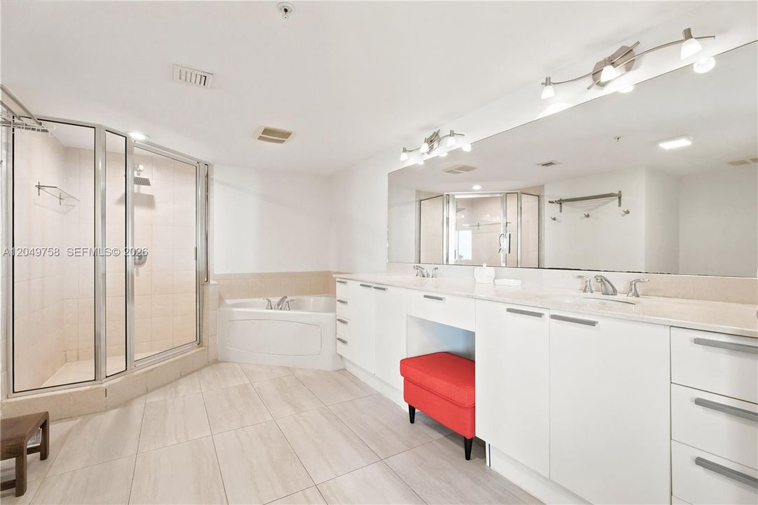 На продажу: $1,039,000 (2 спален, 2 ванн, 1715 Квадратных фут)