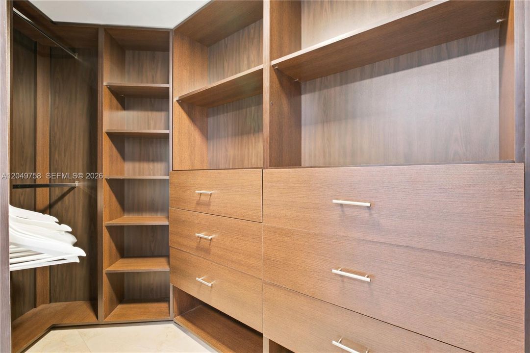 На продажу: $1,039,000 (2 спален, 2 ванн, 1715 Квадратных фут)