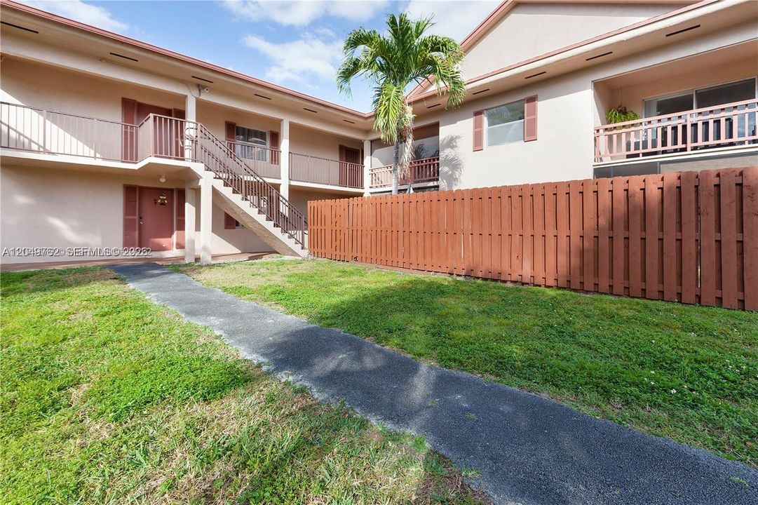 For Rent: $2,300 (2 beds, 2 baths, 986 Square Feet)