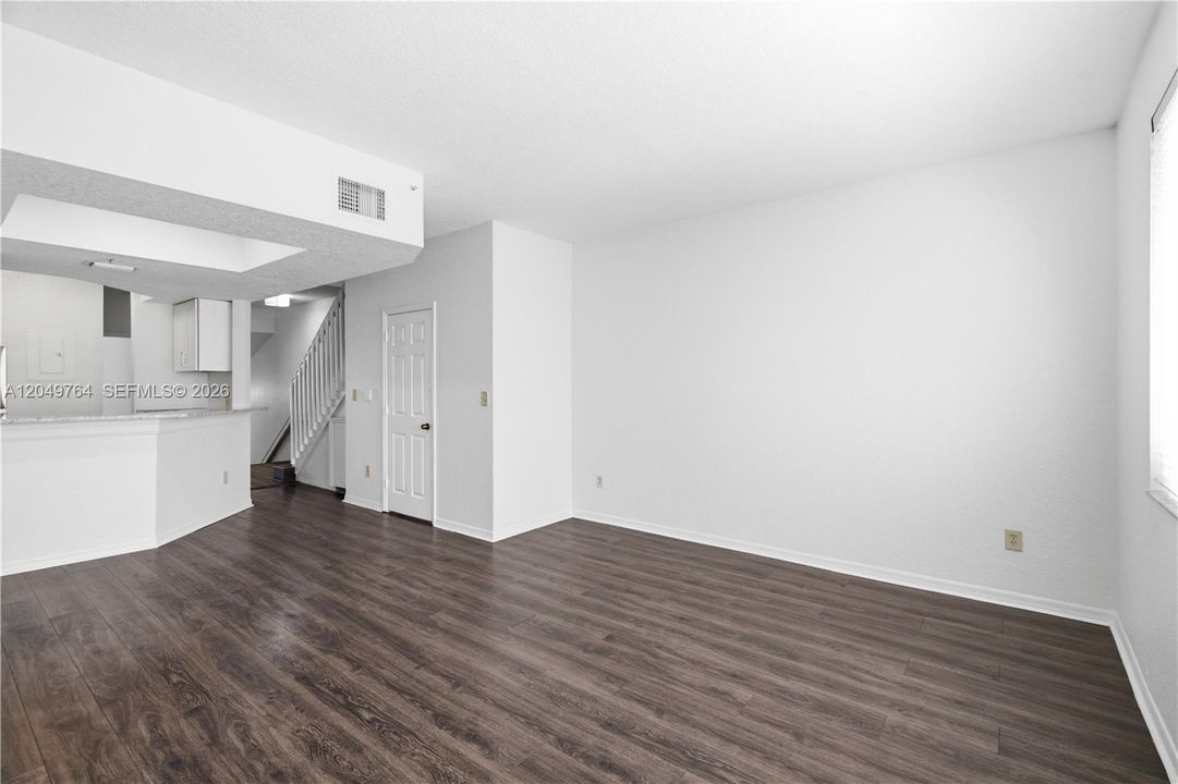 В аренду: $2,600 (3 спален, 3 ванн, 1212 Квадратных фут)