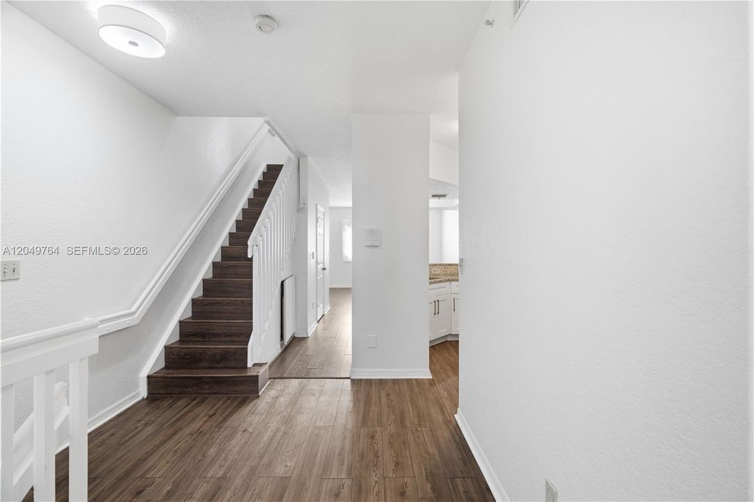 В аренду: $2,600 (3 спален, 3 ванн, 1212 Квадратных фут)