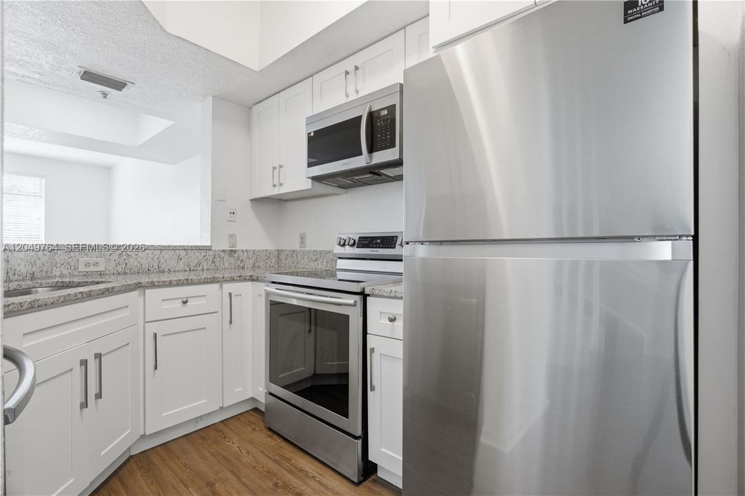 В аренду: $2,600 (3 спален, 3 ванн, 1212 Квадратных фут)