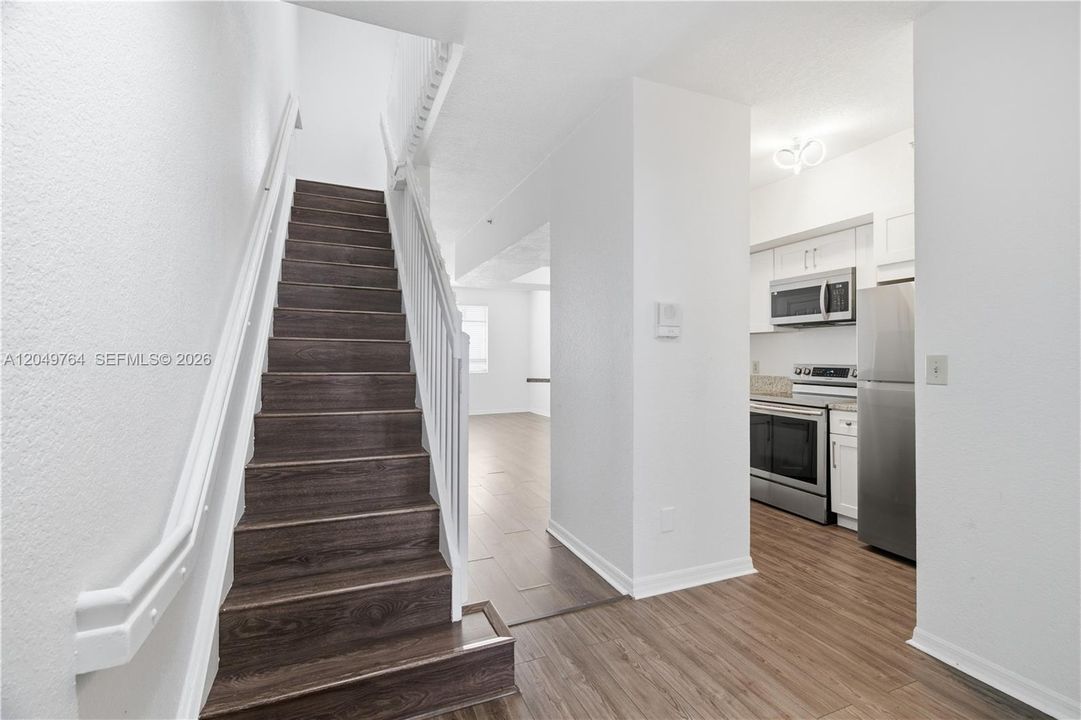 В аренду: $2,600 (3 спален, 3 ванн, 1212 Квадратных фут)