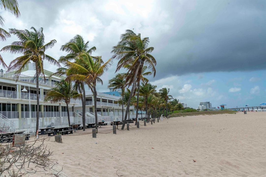Club house to the beach
