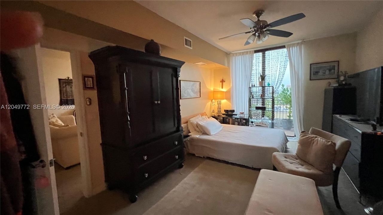 For Sale: $389,000 (1 beds, 1 baths, 800 Square Feet)