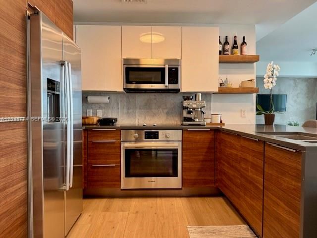 For Sale: $549,000 (1 beds, 1 baths, 791 Square Feet)