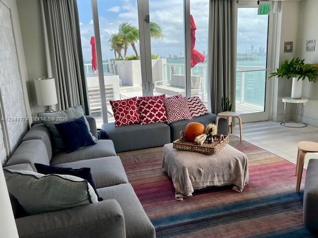 For Sale: $549,000 (1 beds, 1 baths, 791 Square Feet)