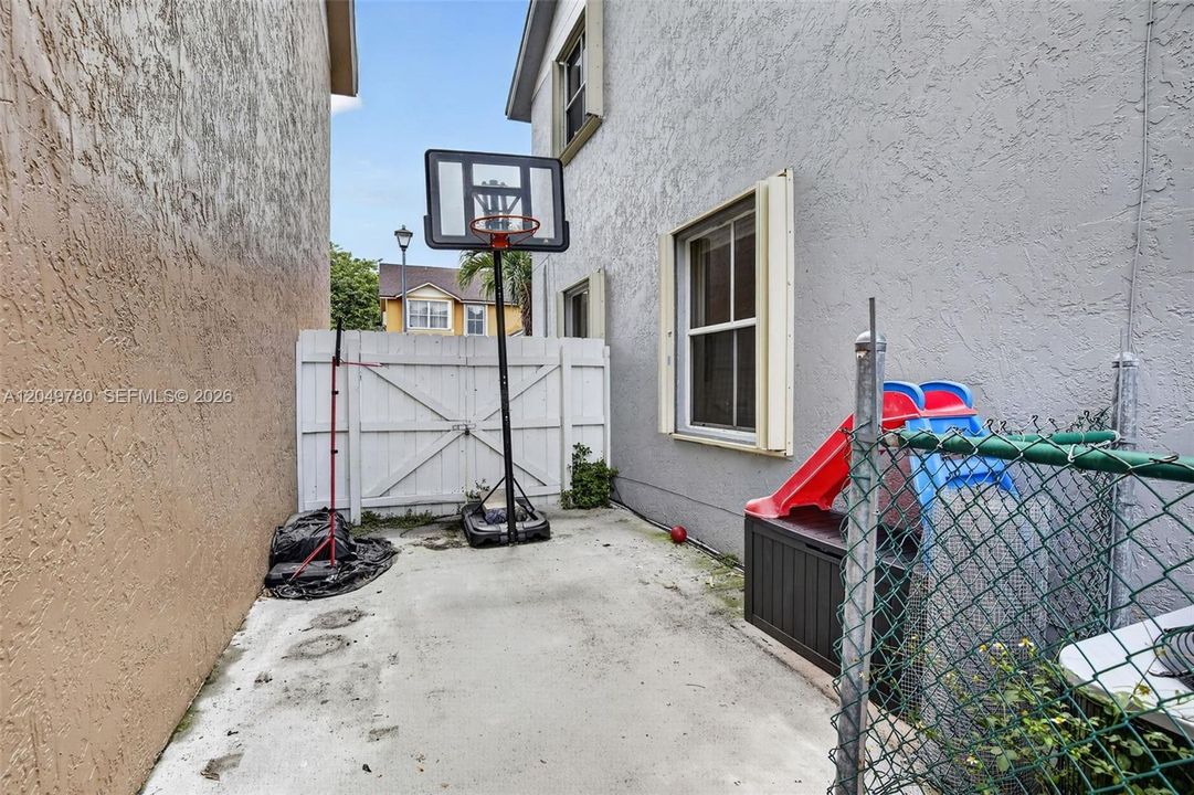 For Sale: $645,000 (5 beds, 3 baths, 2139 Square Feet)