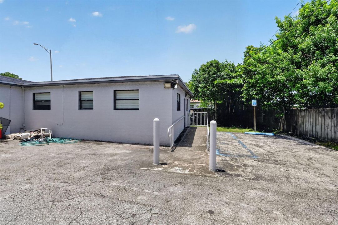 16811 NE 6th - 00027