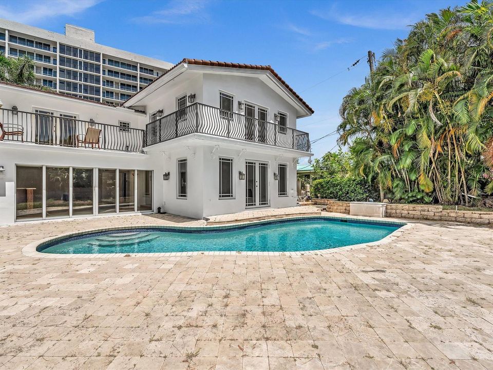 518 N Riverside
