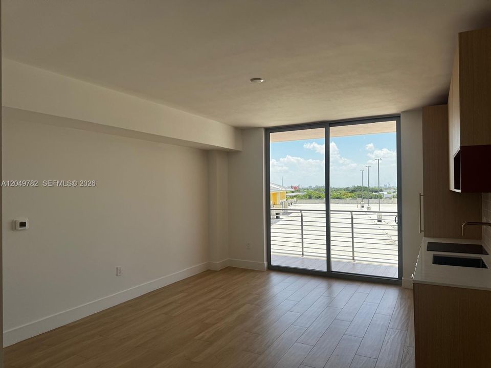 For Rent: $2,950 (0 beds, 1 baths, 569 Square Feet)