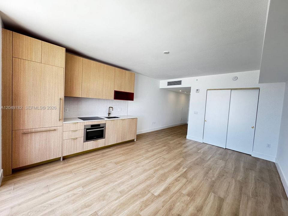 For Rent: $2,950 (0 beds, 1 baths, 569 Square Feet)