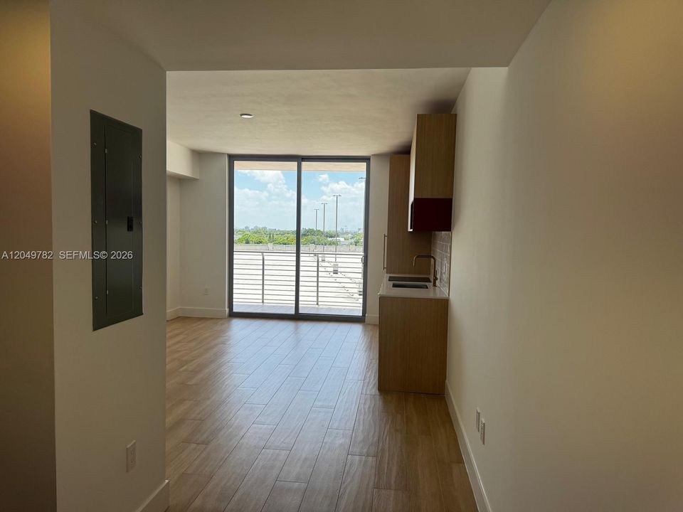 For Rent: $2,950 (0 beds, 1 baths, 569 Square Feet)