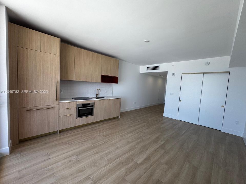 For Rent: $2,950 (0 beds, 1 baths, 569 Square Feet)