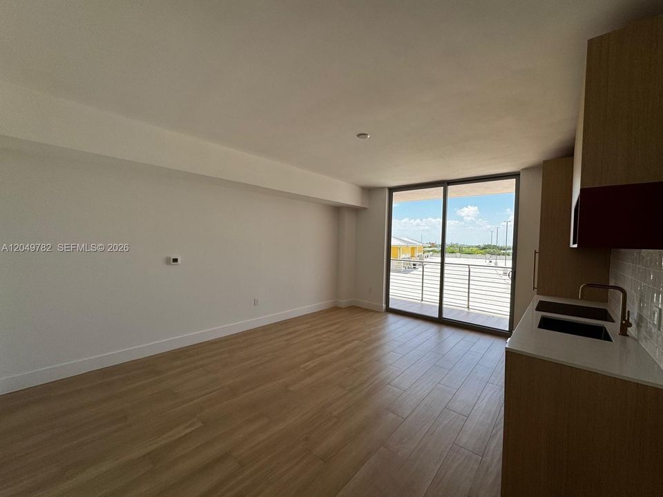 For Rent: $2,950 (0 beds, 1 baths, 569 Square Feet)