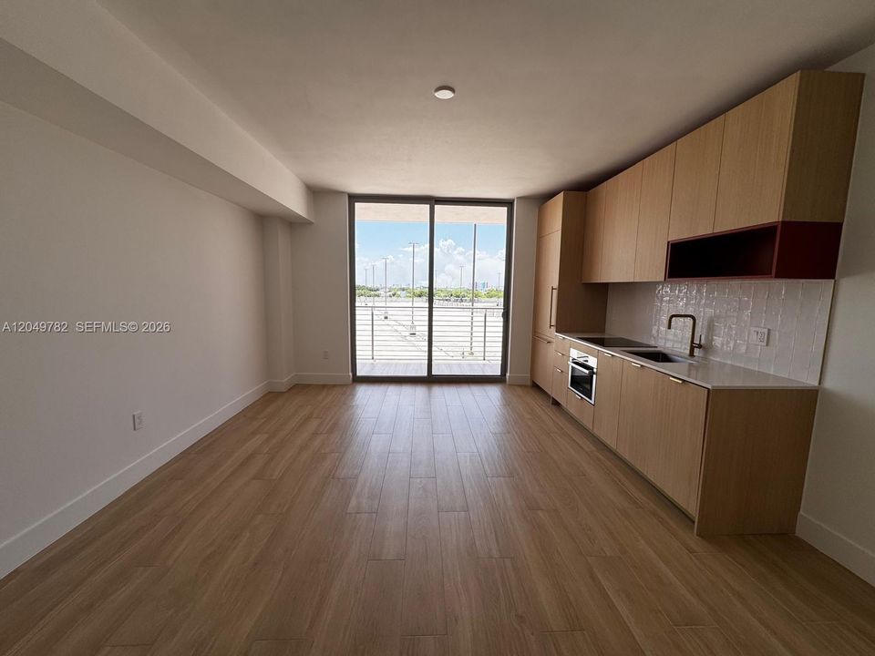 For Rent: $2,950 (0 beds, 1 baths, 569 Square Feet)