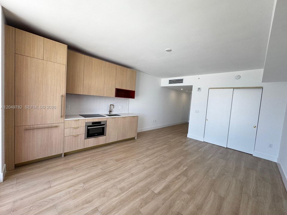 For Rent: $2,950 (0 beds, 1 baths, 569 Square Feet)