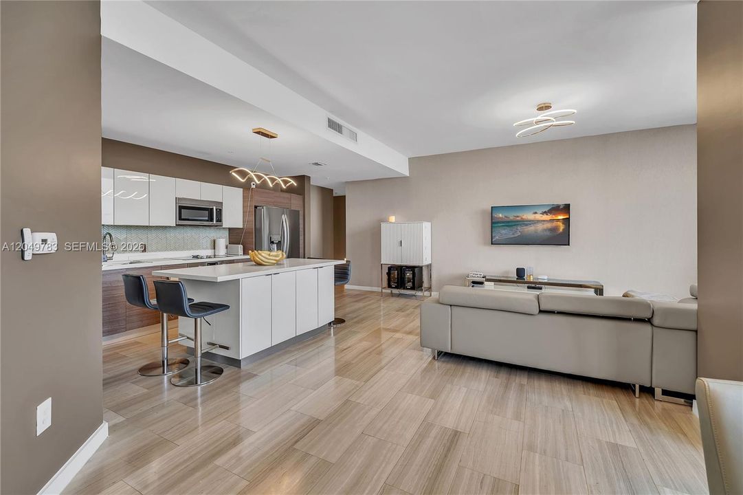En Venta: $1,150,000 (3 camas, 3 baños, 1669 Pies cuadrados)