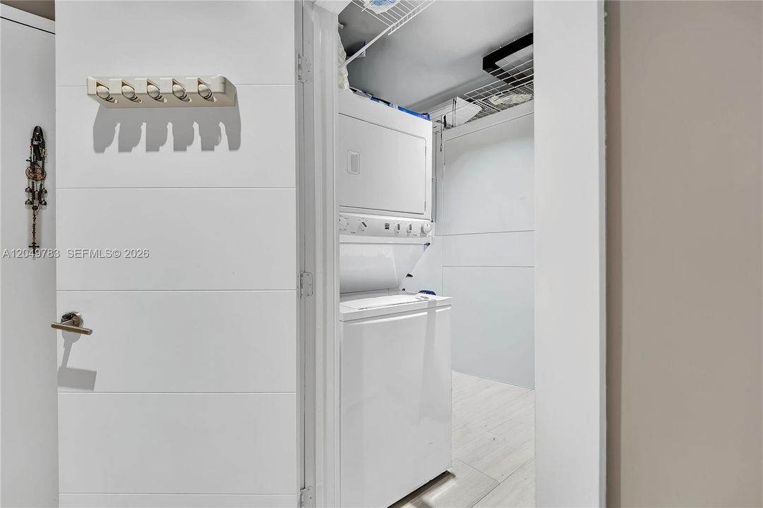 En Venta: $1,150,000 (3 camas, 3 baños, 1669 Pies cuadrados)