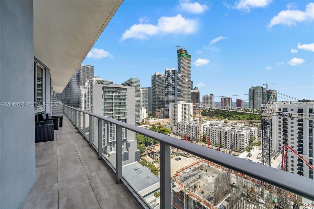 En Venta: $1,150,000 (3 camas, 3 baños, 1669 Pies cuadrados)