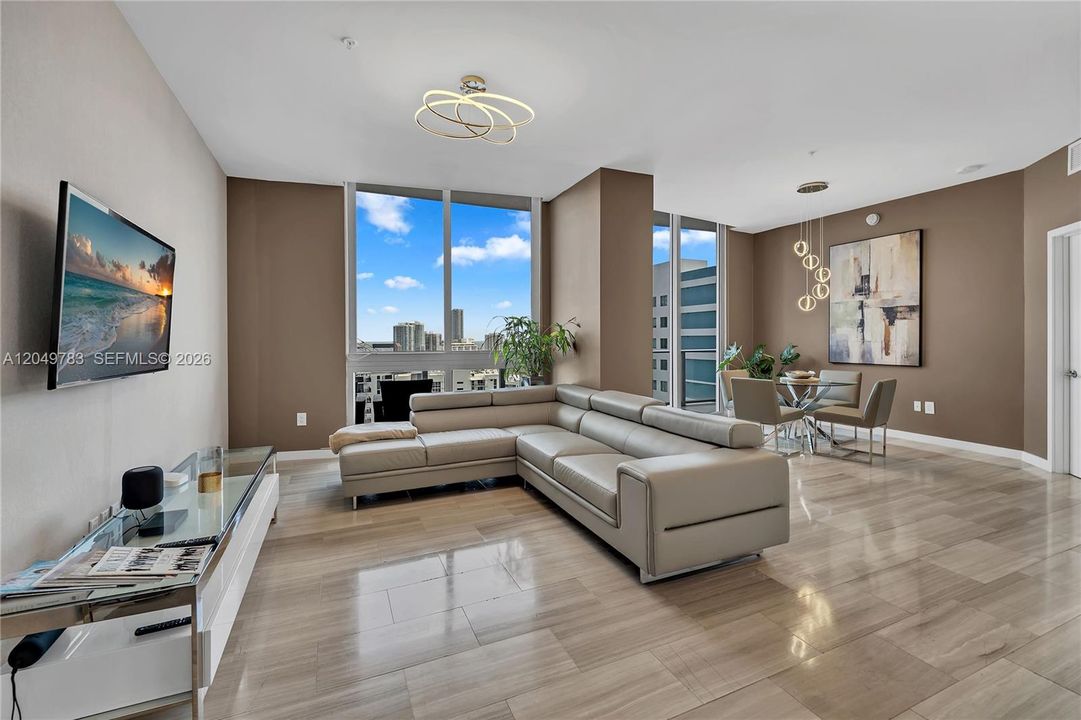 En Venta: $1,150,000 (3 camas, 3 baños, 1669 Pies cuadrados)