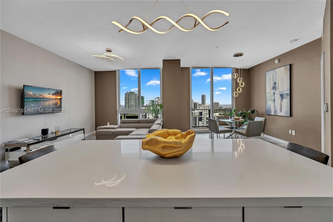 En Venta: $1,150,000 (3 camas, 3 baños, 1669 Pies cuadrados)