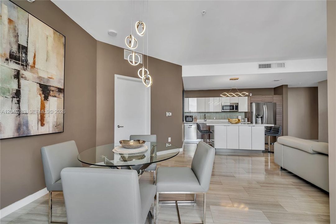 En Venta: $1,150,000 (3 camas, 3 baños, 1669 Pies cuadrados)