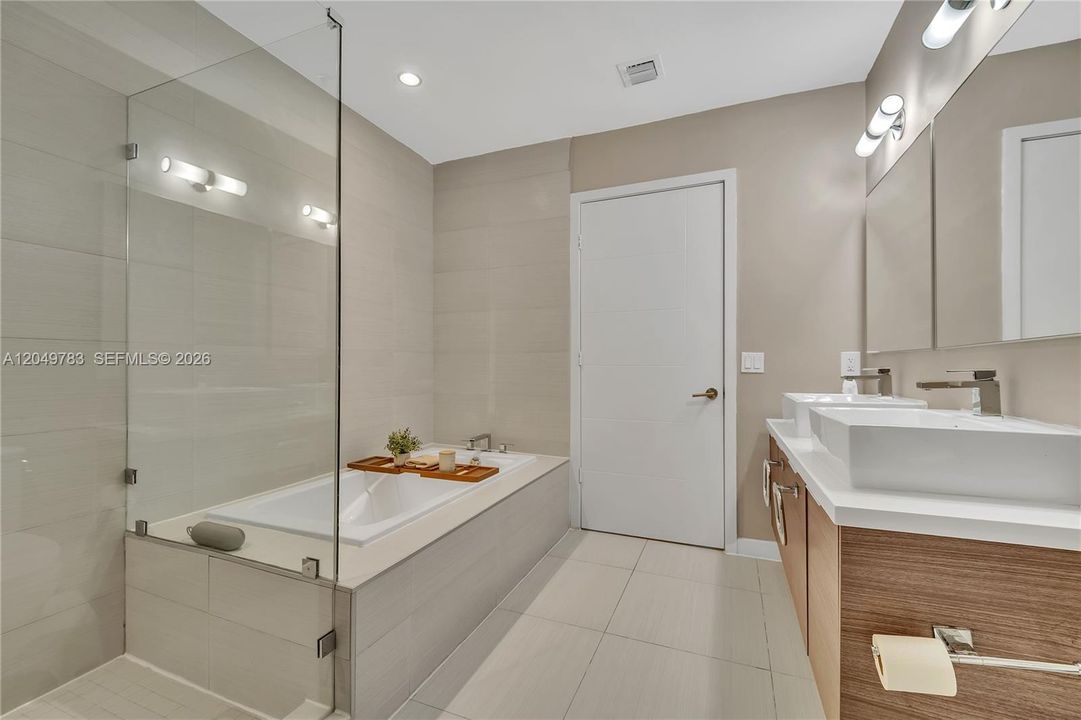 En Venta: $1,150,000 (3 camas, 3 baños, 1669 Pies cuadrados)