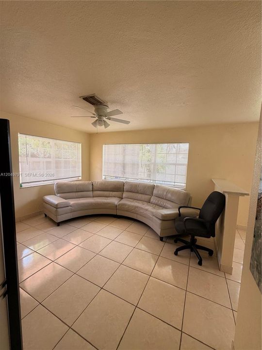 For Rent: $1,900 (2 beds, 1 baths, 915 Square Feet)