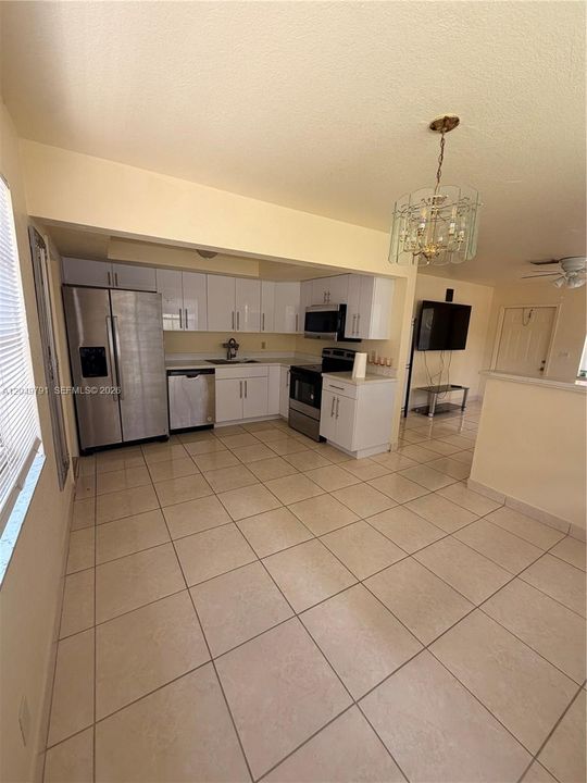 For Rent: $1,900 (2 beds, 1 baths, 915 Square Feet)