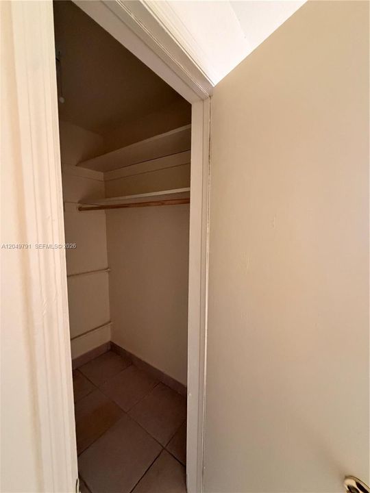 For Rent: $1,900 (2 beds, 1 baths, 915 Square Feet)