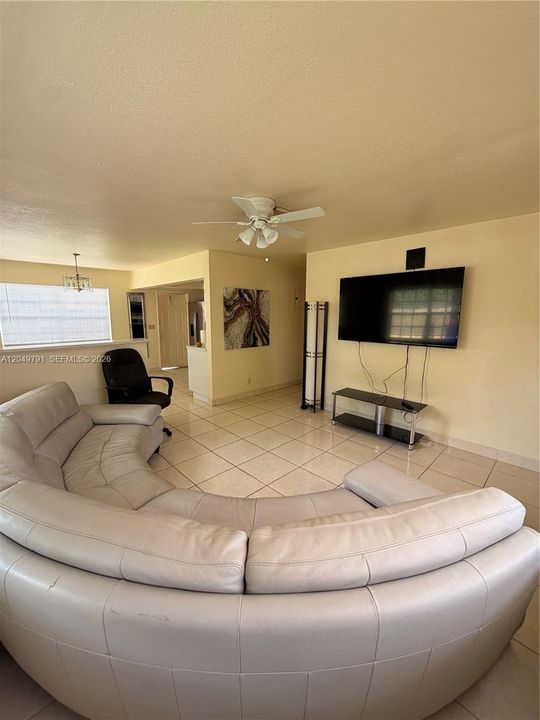 For Rent: $1,900 (2 beds, 1 baths, 915 Square Feet)