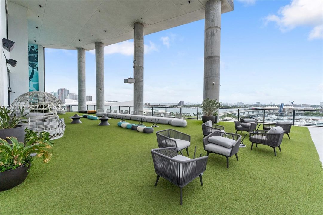 For Sale: $1,139,000 (1 beds, 1 baths, 626 Square Feet)