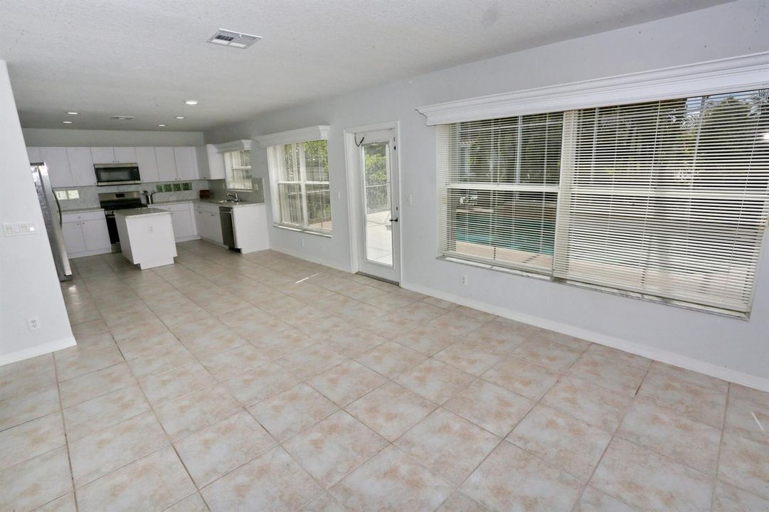 KITCHEN FAMILY ROOM