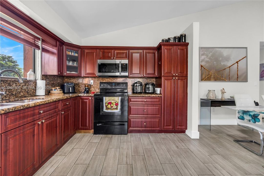 For Sale: $310,000 (2 beds, 2 baths, 1117 Square Feet)