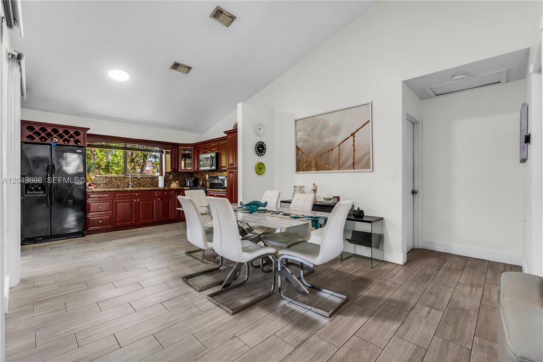 For Sale: $310,000 (2 beds, 2 baths, 1117 Square Feet)
