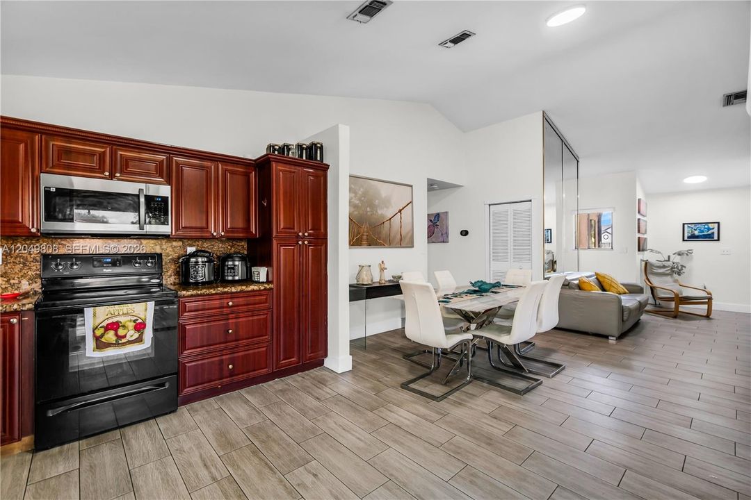 For Sale: $310,000 (2 beds, 2 baths, 1117 Square Feet)
