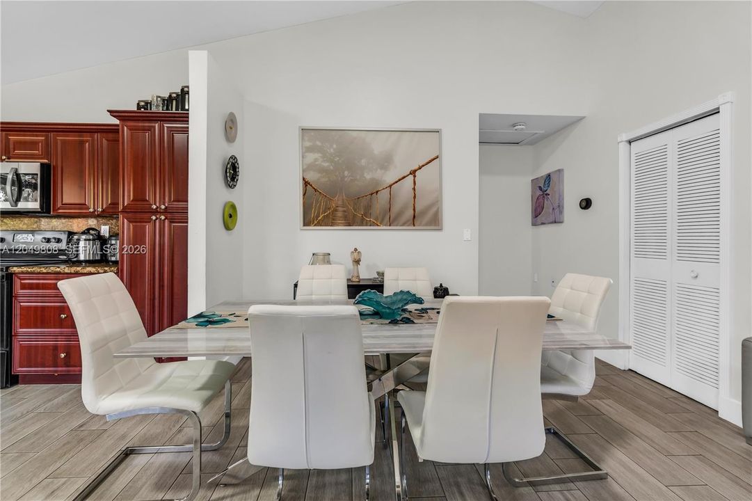 For Sale: $310,000 (2 beds, 2 baths, 1117 Square Feet)