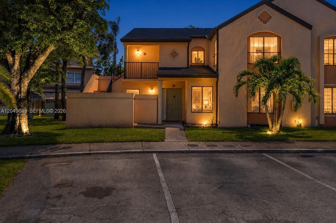 For Sale: $310,000 (2 beds, 2 baths, 1117 Square Feet)