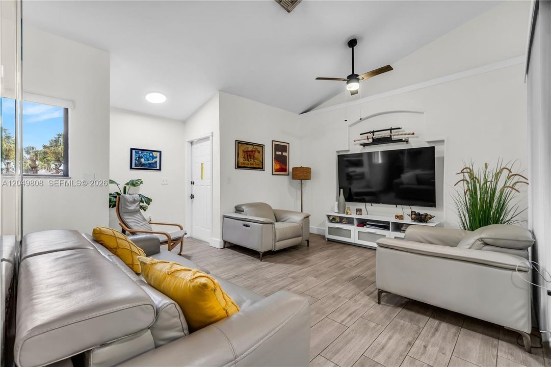For Sale: $310,000 (2 beds, 2 baths, 1117 Square Feet)
