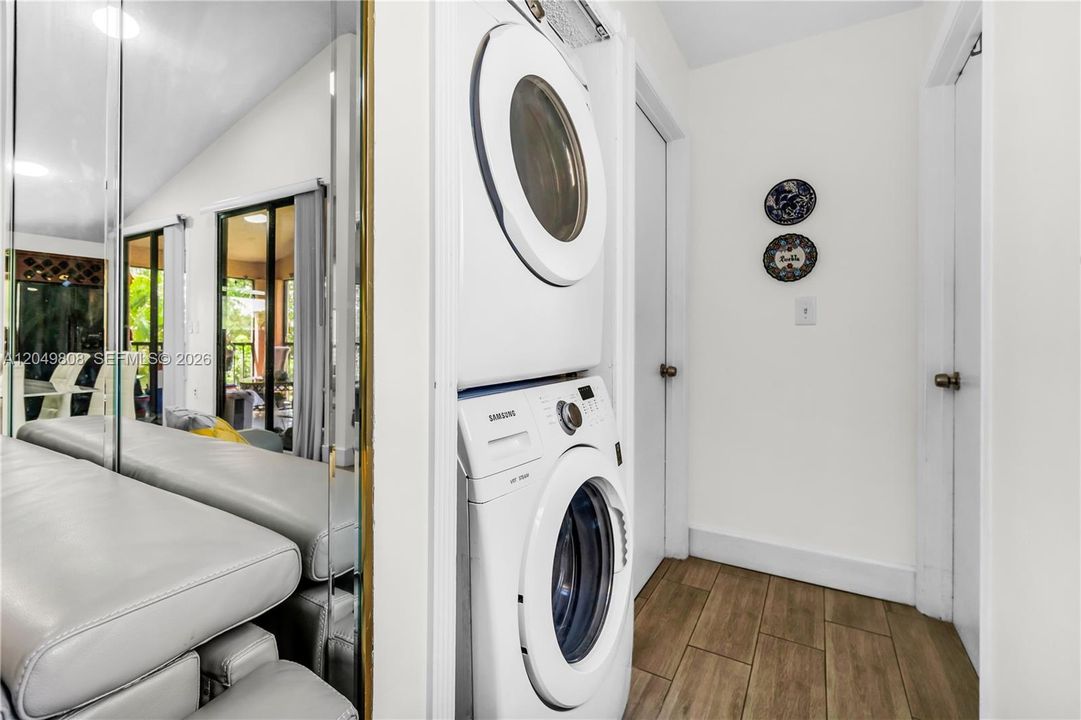 For Sale: $310,000 (2 beds, 2 baths, 1117 Square Feet)