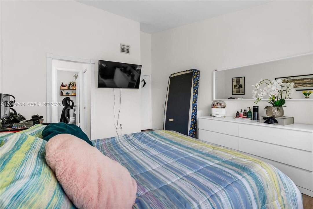For Sale: $310,000 (2 beds, 2 baths, 1117 Square Feet)